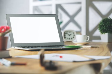 Beyaz dizüstü bilgisayar ile ahşap masaüstü