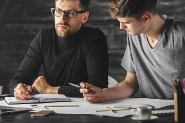 Konsantre erkek evrak işi