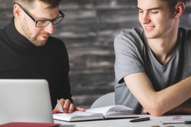 Yakışıklı beyler evrak işlerini yapıyor