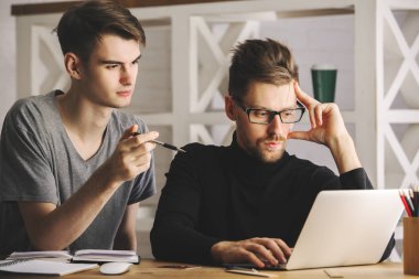 Çekici erkek proje tartışıyor