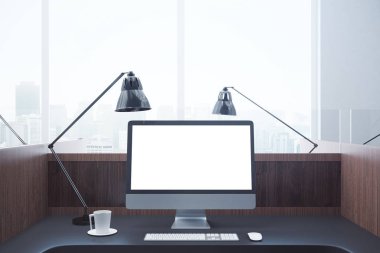 İşyerinde boş beyaz pc ekran