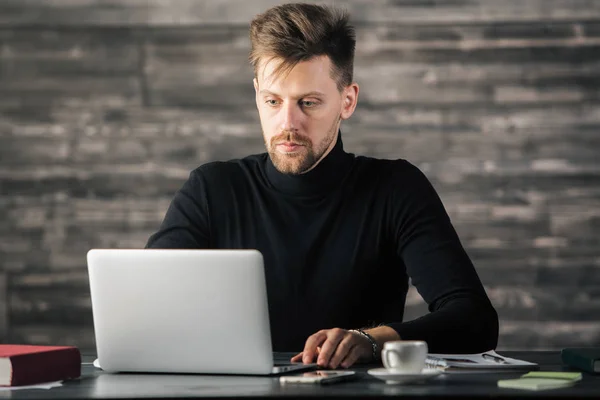 Mann benutzt Laptop — Stockfoto