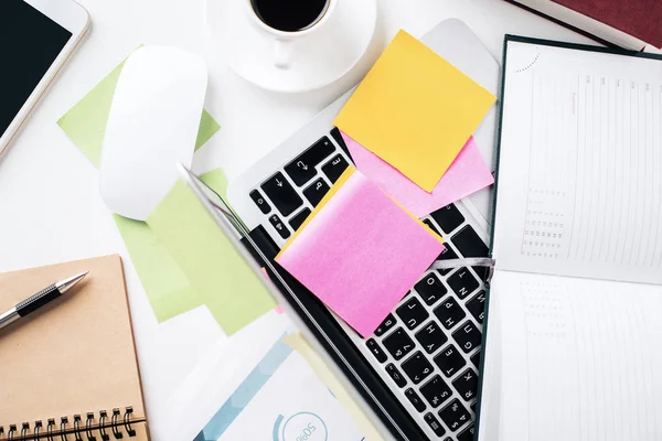 Mesa de escritório bagunçada — Fotografia de Stock