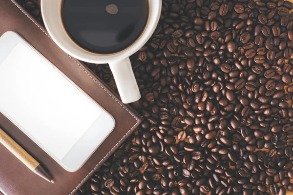 Weißes Handy und Kaffee — Stockfoto