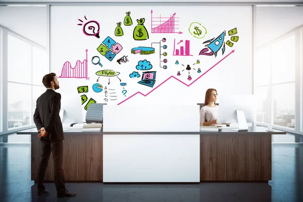 Geschäftsmann und Frau an der Rezeption im Interieur mit Blick auf die Stadt und farbenfroher Geschäftsskizze auf Plakaten. Teamwork. 3D-Darstellung — Stockfoto