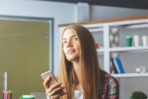 Mujer rubia usando smartphone — Foto de Stock