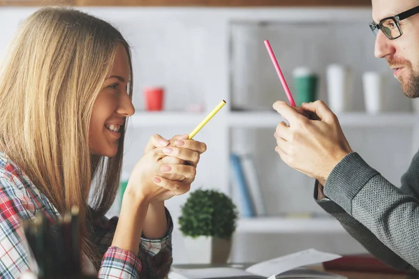 Atractivo chico y chica jugando con suministros — Foto de Stock