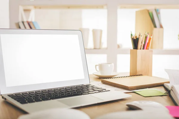 Luogo di lavoro con lato notebook bianco — Foto Stock