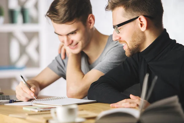 Homens alegres fazendo papelada — Fotografia de Stock