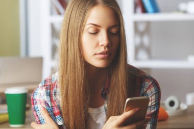 sarışın Bayan cep telefonunuzun ve