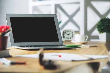 Dizüstü bilgisayar ile ahşap masaüstü