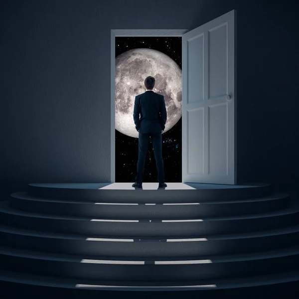 Joven hombre de negocios en interior abstracto con escalones y puerta abierta con vista a la luna llena. Concepto de investigación. Renderizado 3D — Foto de Stock