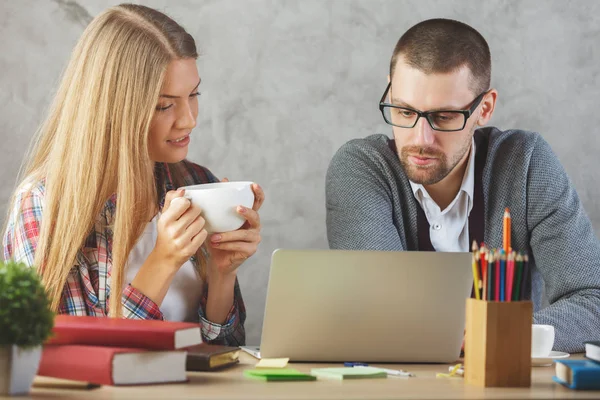 Jeune homme et jeune femme travaillant ensemble — Photo