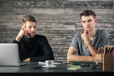 Düşünceli erkek proje hakkında düşünme