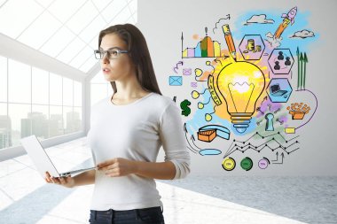 Laptop ayakta duvara şehir görünümü, güneş ışığı ve iş kroki ile parlak beton iç düşünceli genç kadınla. Fikir kavramı. 3D render