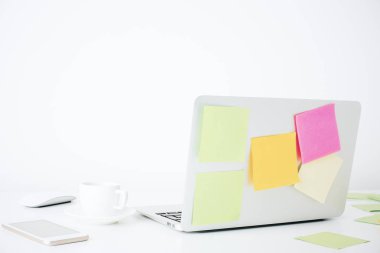 Defter, kahve ve akıllı telefon