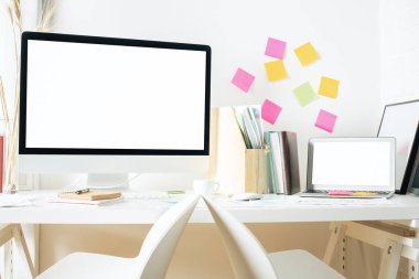 Wokrplace boş beyaz cihazlar ile