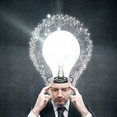 Beton zemin üzerine soyut poligonal ampul ile düşünceli genç iş adamı. Fikir kavramı