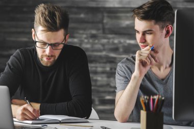 Evrak işi yapıyor küçük çocuklar