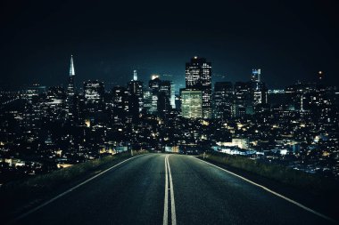 Gece şehre giden yol