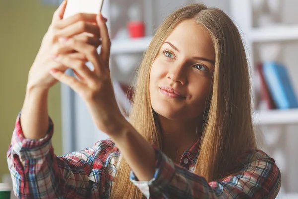 Lady pořizování selfie — Stock fotografie