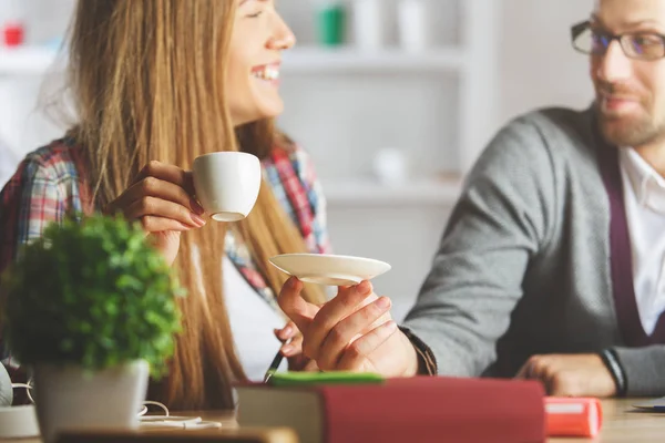 Hombre y mujer bebiendo café — Foto de Stock