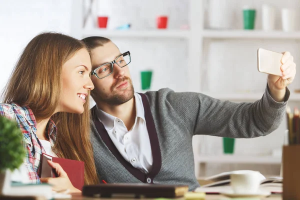 Homem e mulher tomando selfie — Fotografia de Stock