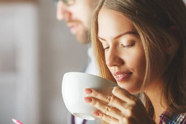 Atractiva hembra bebiendo café — Foto de Stock