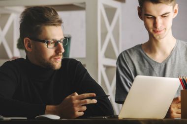 Çekici işadamları proje tartışıyor