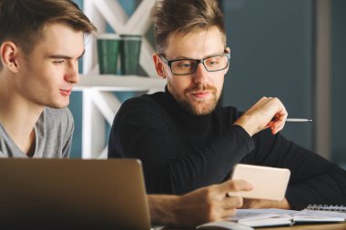 Telefonunuzun ve işyerinde çekici erkek