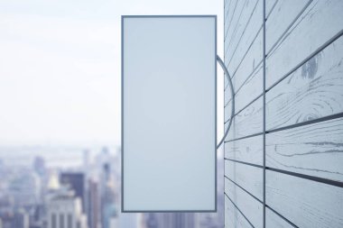 Ahşap Bina üzerinde boş dikey dikdörtgen billboard. Bulanık şehir arka plan. Alay etmek yukarıya, 3d render