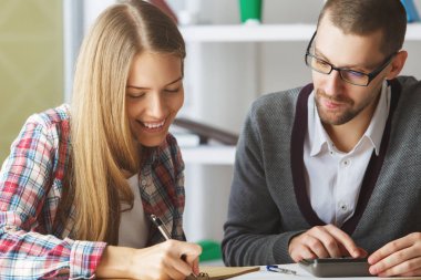 Genç adam ve kadının evrak işlerini yapması