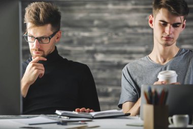 Dalgın erkekler evrak yapıyor