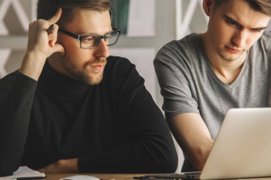 Proje tartışıyor çekici çocuklar