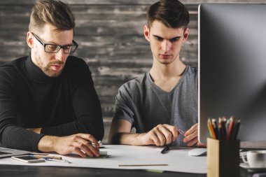 Yakışıklı erkek evrak işi