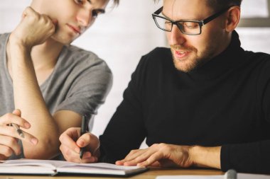 Evrak işi odaklı iş adamları