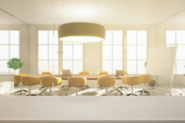 Konferans salonunda boş ahşap yüzey