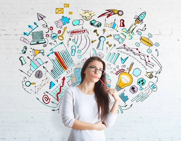 Retrato de atractiva mujer europea reflexiva sobre fondo de ladrillo con boceto de negocios. Concepto de emprendimiento — Foto de Stock