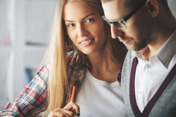 Geschäftsmann und Frauenporträt — Stockfoto