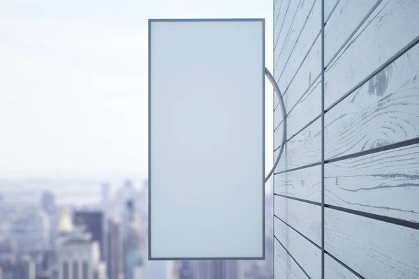 Empty verticale cartellone rettangolare su edificio in legno. Sfondo sfocato della città. Falsificazione, Rendering 3D — Foto Stock