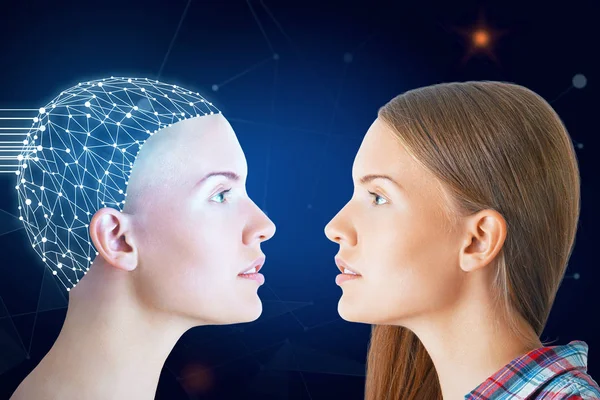 Обычная женщина и один с цифровым мозгом лицом друг к другу на темно-синем фоне. Концепция будущего — стоковое фото