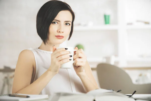 Beber café femenino en el lugar de trabajo — Foto de Stock