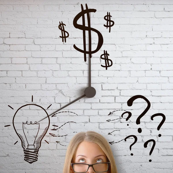 Portret van doordachte jonge vrouw op witte bakstenen muur achtergrond met abstracte geld, lamp en vraagteken klok. Idee concept — Stockfoto