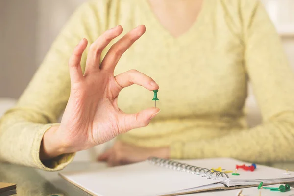 Zbliżenie ręka trzyma pin papeterii i pokazuje gest ok. Klucz do sukcesu — Zdjęcie stockowe