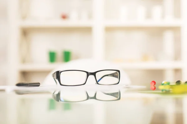 Gafas graduadas en mesa de oficina — Foto de Stock