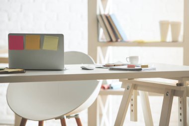 dizüstü bilgisayarlı masa