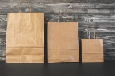 Kahverengi alışveriş torbaları açık