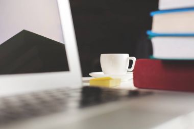 Dizüstü bilgisayar, kahve ve kitap portre