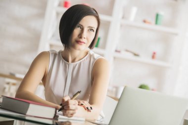 Projede çalışan güzel kız