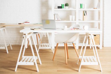 Cihaz, sarf malzemeleri ve kahve fincanı tablo ile modern ofis iç